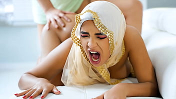 Hijab女孩深喉并从后面给她的男友