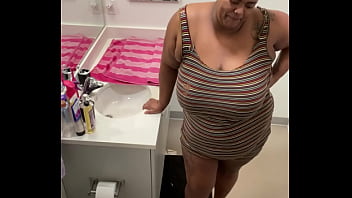 Amateur girl films herself from behind in bathroom